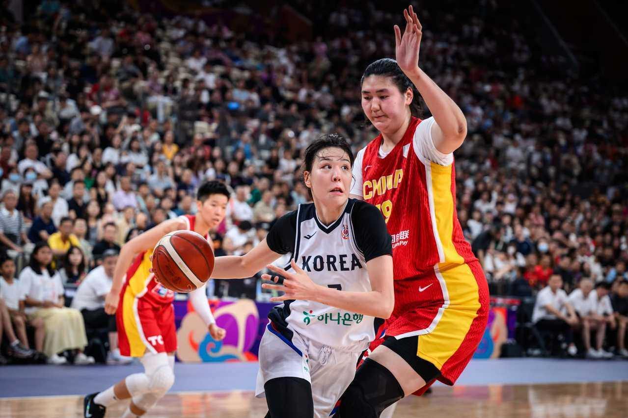 2米26的张子宇百分百命中，中国女篮取得亚洲杯小组赛两连胜