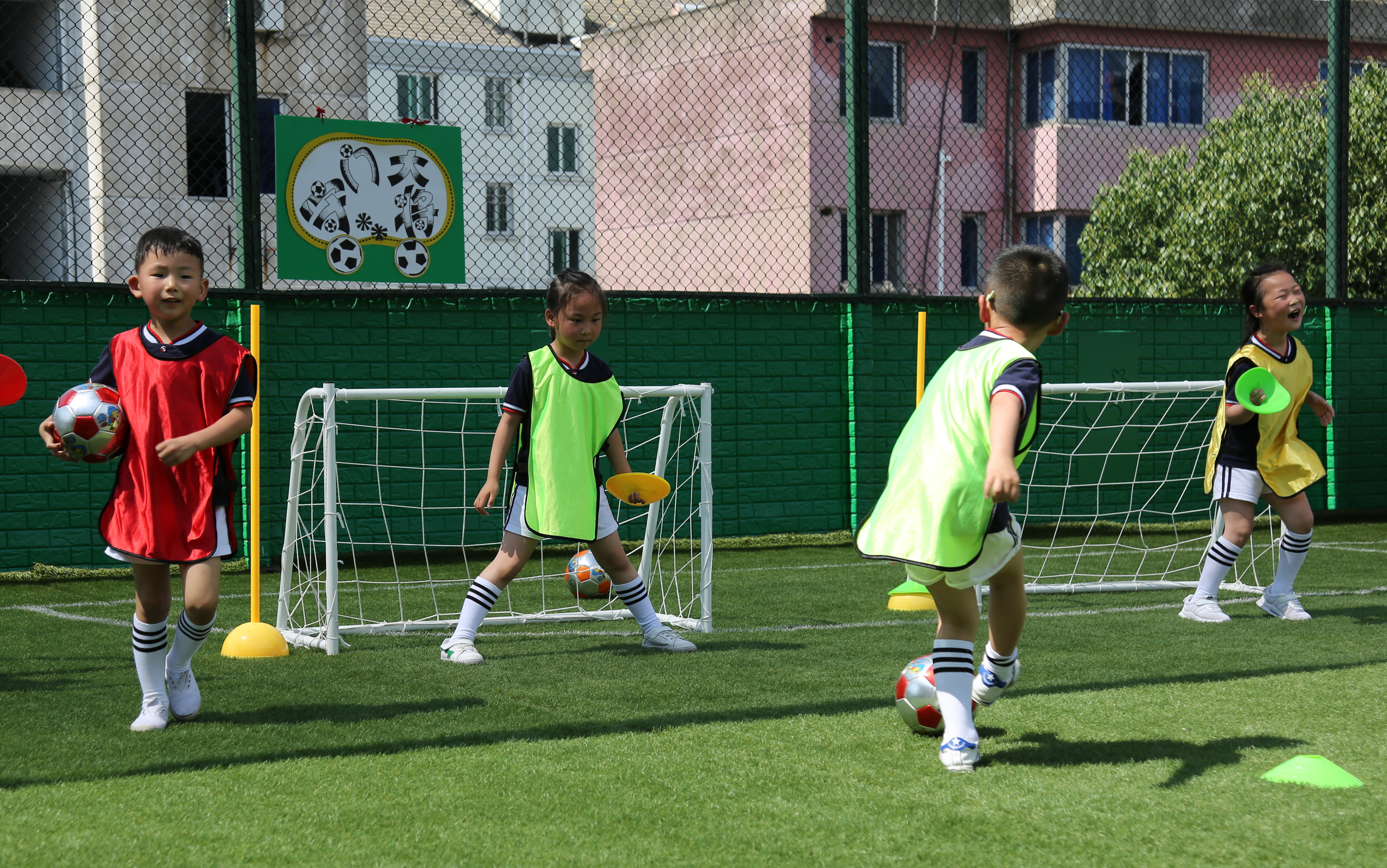 新昌县幼儿园特色足球活动观摩在白云幼儿园举