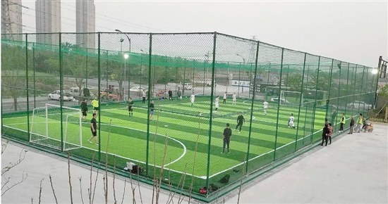 下沙有个工地 建起标准五人制足球场